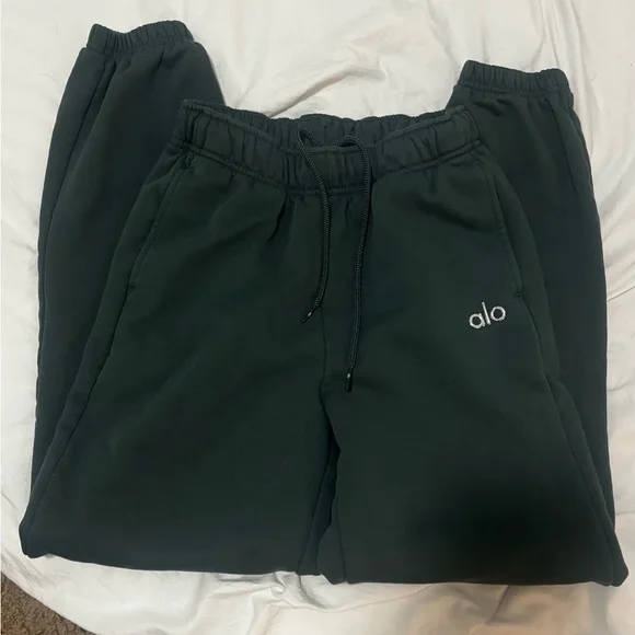 alo yoga accolade cuffed sweats - Picture 2 of 2
